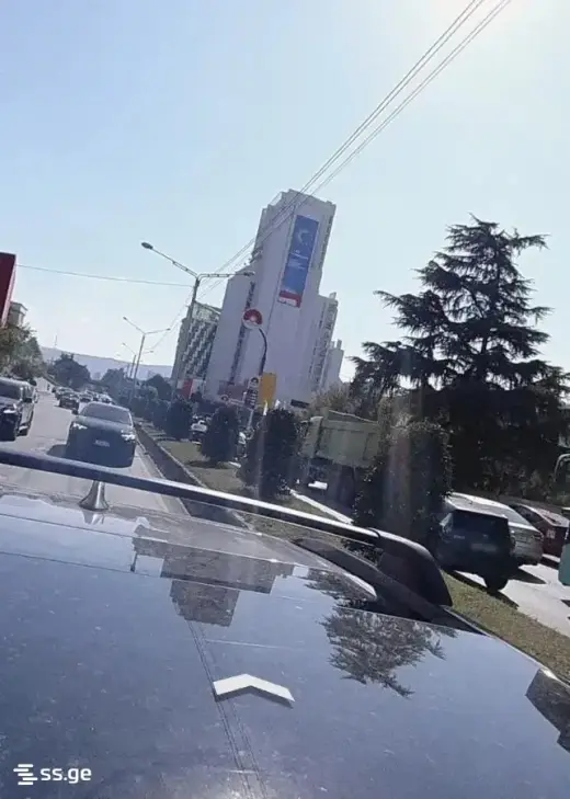 იყიდება, მიწა