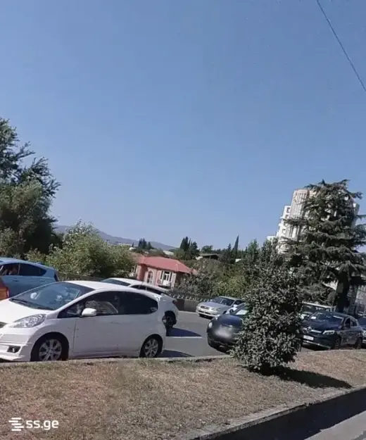 იყიდება, მიწა
