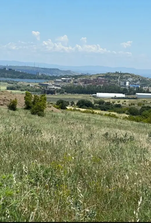 იყიდება, მიწა
