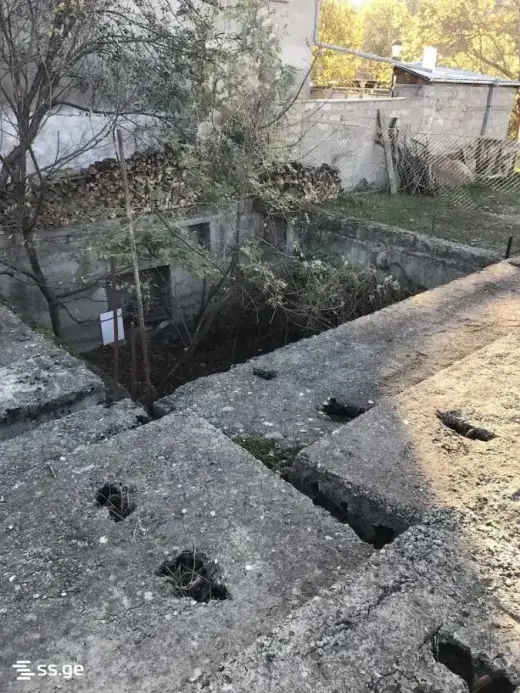 იყიდება, მიწა