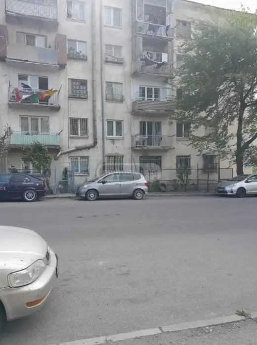 იყიდება, მიწა