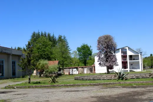 იყიდება, მიწა